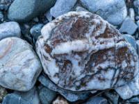 Wulstiger weißer Stein mit braunen Einschlüssen